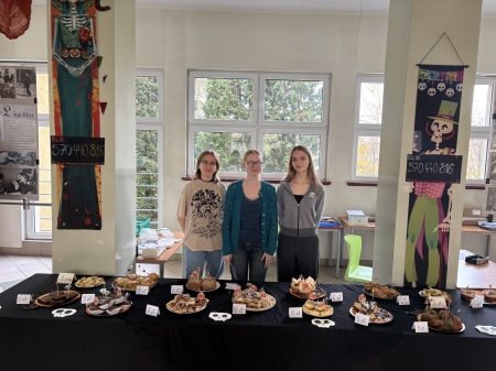 Halloweenowy kiermasz ciast.