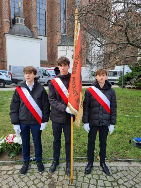 Udział pocztu sztandarowego szkoły w obchodach z okazji 60 rocznicy wystosowania Orędzia biskupów polskich do niemieckich